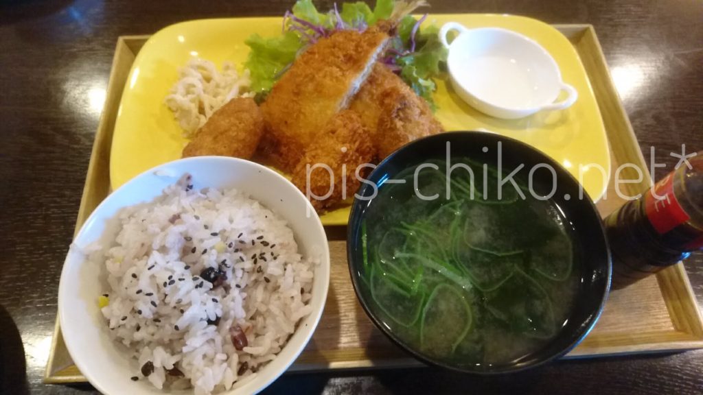 フライ盛り合わせ、ご飯、お味噌汁