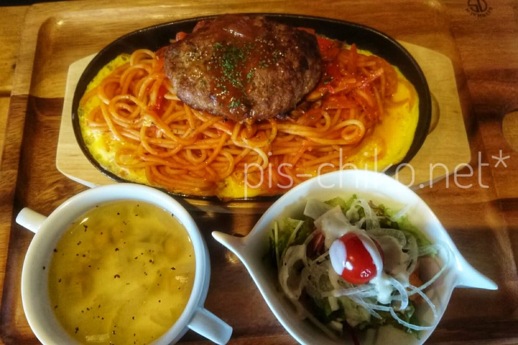 ナポリタンスパゲティ、ハンバーグのせ