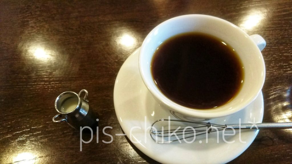 コーヒーの入ったカップ&ミルクピッチャー