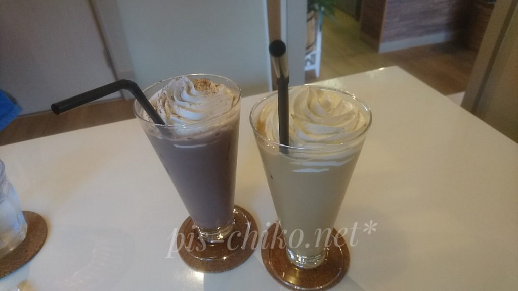 生クリームたっぷりのラテとココア